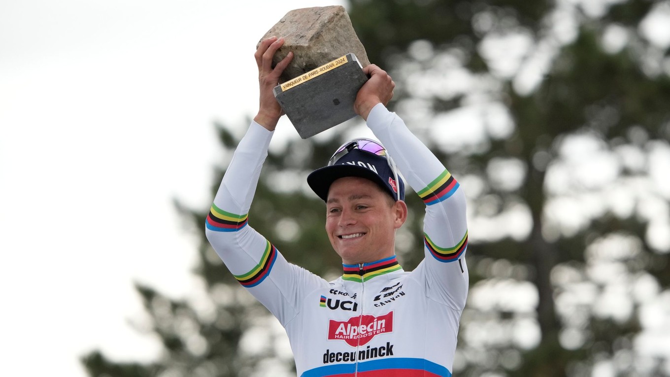 Mathieu van der Poel s trofejou po suverénnom  triumfe na Paríž-Roubaix 2024.