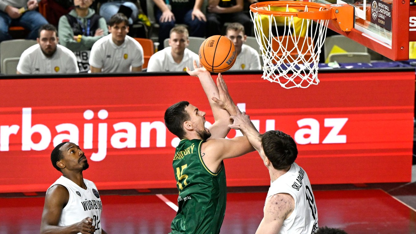 Boris Bojanovský (Levice) a vľavo Johnathan Stove a vpravo Christian Skladanowski (obaja Würzburg) v druhom stretnutí play-in Ligy majstrov.