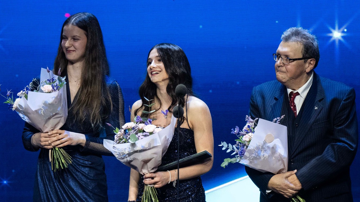 Hádzanárky do 17 rokov Mária Bartková a Barbora Karkušová a tréner Pavol Streicher počas slávnostného vyhlásenia ankety Športovec roka 2025.