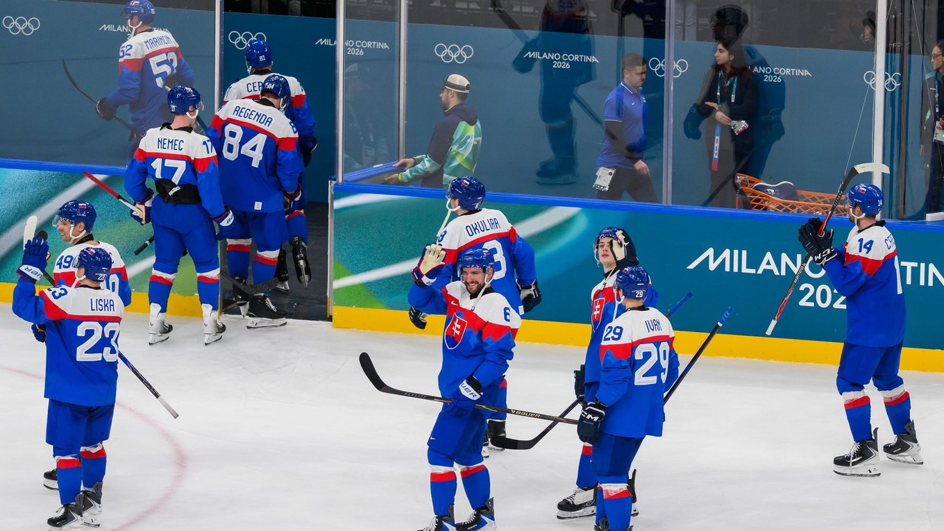 Slovenskí hokejisti ďakujú divákom po výhre 4:1 nad Fínskom.