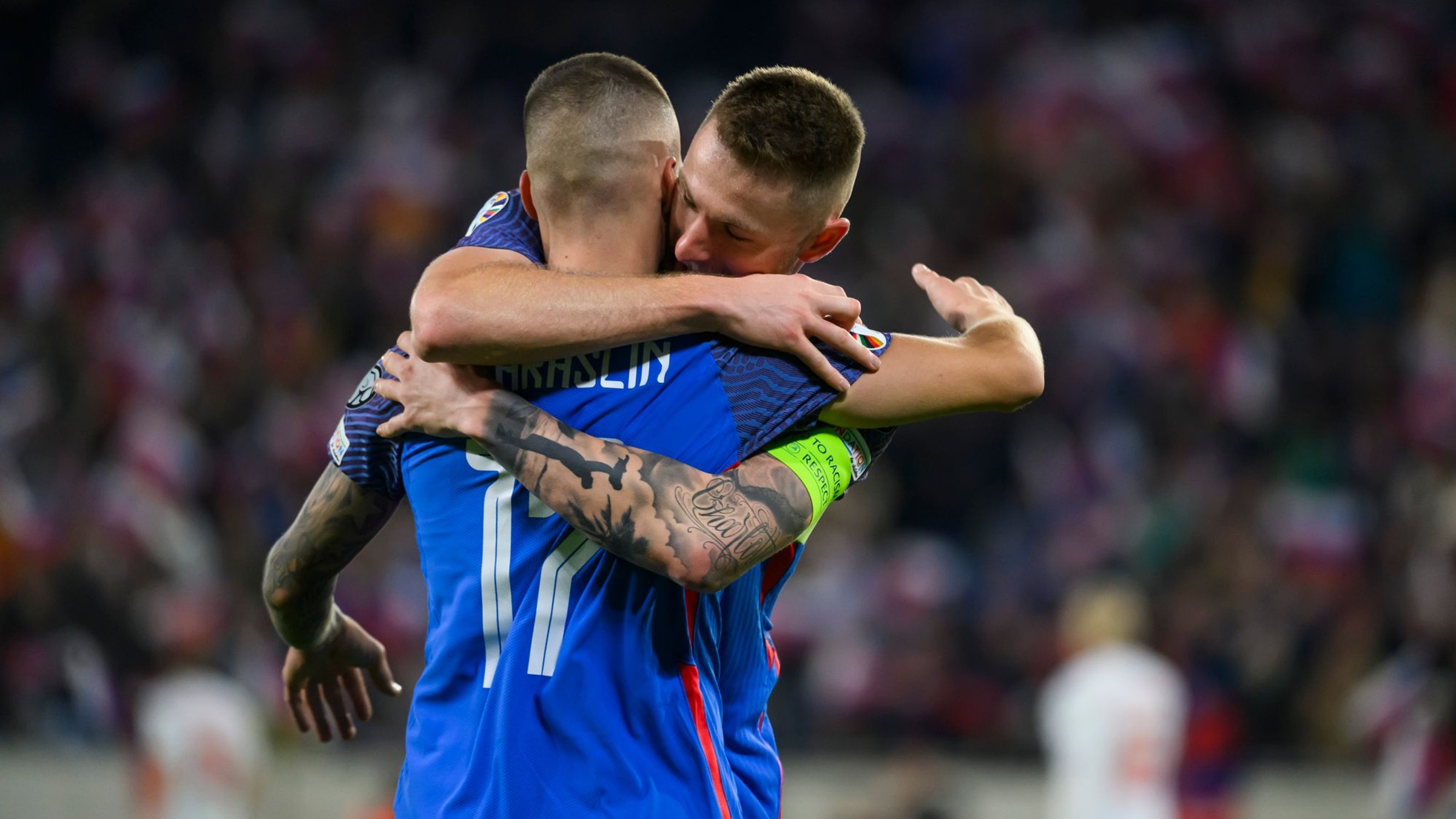 Lukáš Haraslín a Milan Škriniar oslavujú gól v zápase Slovensko - Island. 