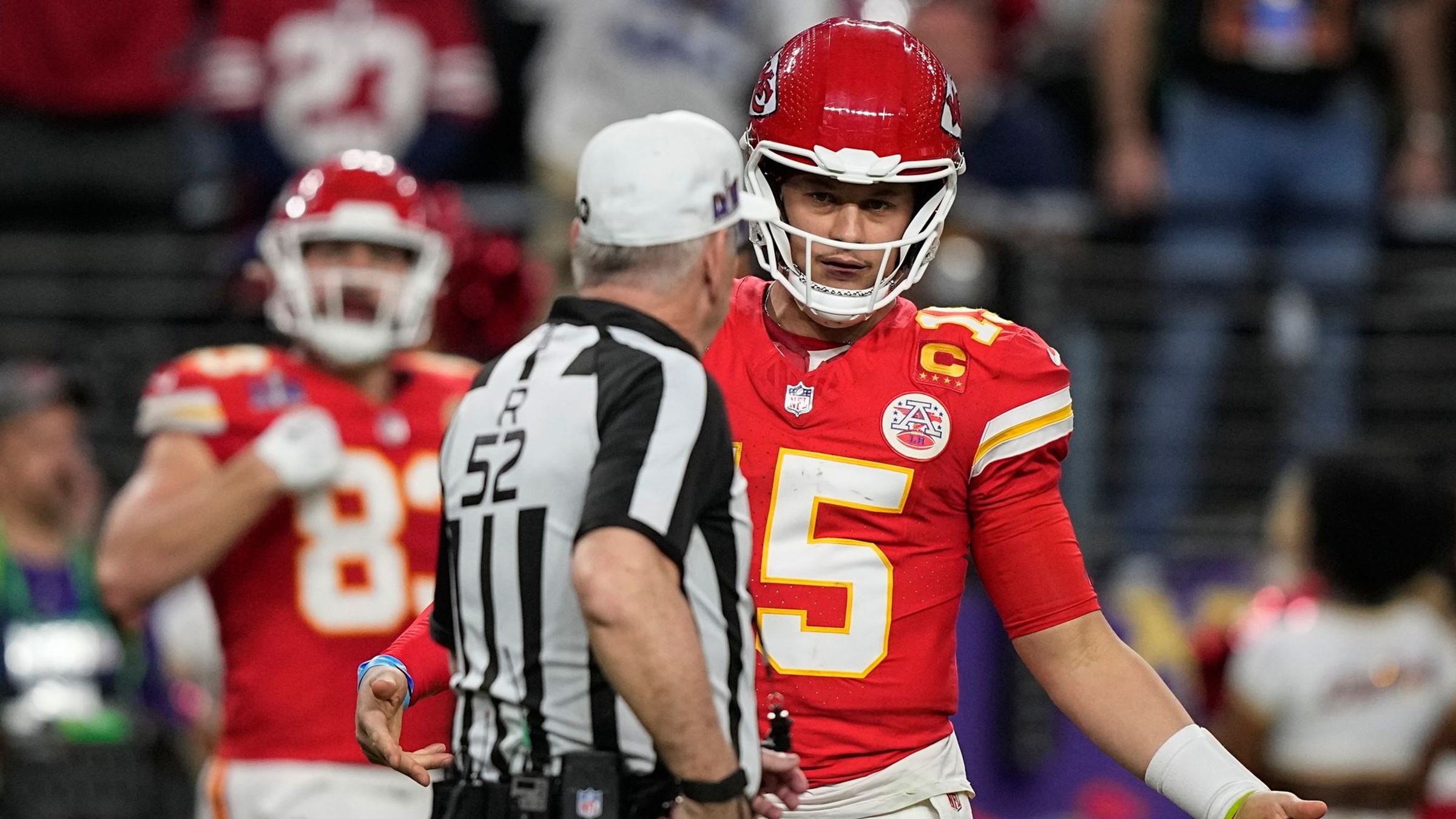 Quarterback Kansasu City Chiefs Patrick Mahomes a rozhodca Bill Vinovich.