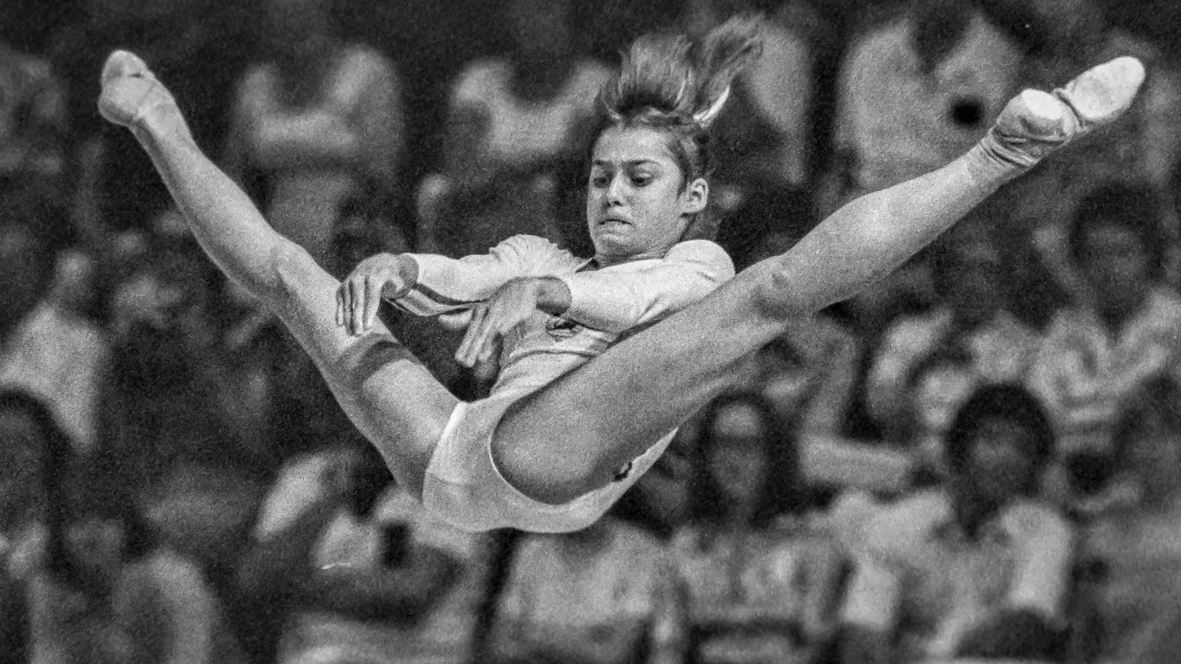 Nadia Comaneciová na bradlách na OH 1976 v Montreale. Mladú rumunskú gymnastku zachytil objektívom známy slovenský športový fotograf Peter Pospíšil a za fotografiu získal tretie miesto v celosvetovej súťaži Medzinárodnej asociácie športovej tlače (AIPS) o  najlepšiu športovú snímku roka 1976.