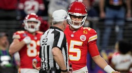 Quarterback Kansasu City Chiefs Patrick Mahomes a rozhodca Bill Vinovich.