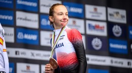 Viktória Chladoňová s bronzovou medailou v pretekoch junioriek na MS v cyklistike 2024.