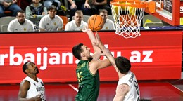 Boris Bojanovský (Levice) a vľavo Johnathan Stove a vpravo Christian Skladanowski (obaja Würzburg) v druhom stretnutí play-in Ligy majstrov.