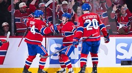 Nick Suzuki, Cole Caufield a Juraj Slafkovský oslavujú gól Montrealu Canadiens.