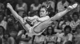Nadia Comaneciová na bradlách na OH 1976 v Montreale. Mladú rumunskú gymnastku zachytil objektívom známy slovenský športový fotograf Peter Pospíšil a za fotografiu získal tretie miesto v celosvetovej súťaži Medzinárodnej asociácie športovej tlače (AIPS) o najlepšiu športovú snímku roka 1976.