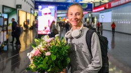 Viktória Chladoňová pózuje s kvetmi na letisku Schwechat vo Viedni.