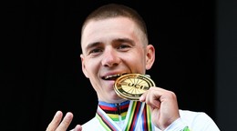 Belgičan Remco Evenepoel po zisku štvrtého titulu majstra sveta v časovke v Montreale 2026.