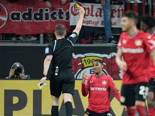 Rozhodca Tobias Stieler a hráč Bayeru Leverkusen Amine Adli.