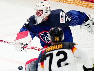 Francúzsky brankár Sebastian Ylonen v zápase proti Nemecku na MS v hokeji 2023. 