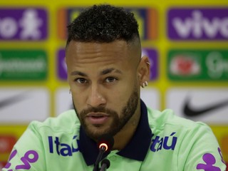 Neymar počas tlačovej konferencie.