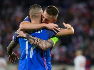 Lukáš Haraslín a Milan Škriniar oslavujú gól v zápase Slovensko - Island. 