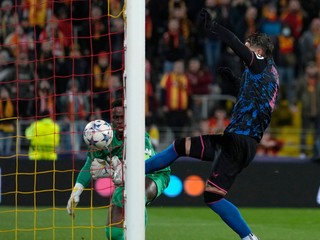 Obranca Sergio Ramos strieľa gól v zápase proti Lens.