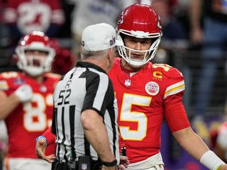 Quarterback Kansasu City Chiefs Patrick Mahomes a rozhodca Bill Vinovich.