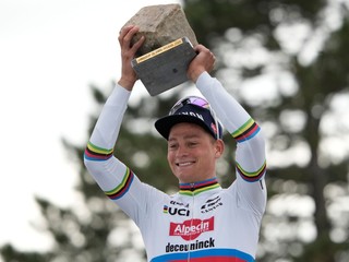 Mathieu van der Poel s trofejou po suverénnom  triumfe na Paríž-Roubaix 2024.