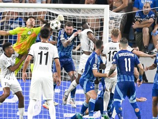 Brankár Dominik Takáč v zápase ŠK Slovan Bratislava - FC Midtjylland v odvete play-off Ligy majstrov.