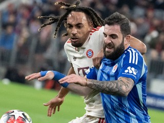 Sacha Boey (vľavo) a Tigran Barseghjan v zápase Bayern Mníchov - Slovan Bratislava