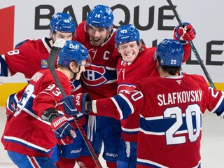 Hráči Montrealu oslavujú gól, vpravo Juraj Slafkovský