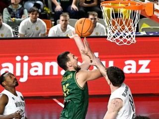 Boris Bojanovský (Levice) a vľavo Johnathan Stove a vpravo Christian Skladanowski (obaja Würzburg) v druhom stretnutí play-in Ligy majstrov.