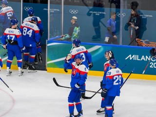 Slovenskí hokejisti ďakujú divákom po výhre 4:1 nad Fínskom.