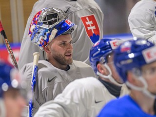 Brankár Samuel Hlavaj počas tréningu slovenskej hokejovej reprezentácie na MS v hokeji 2026.