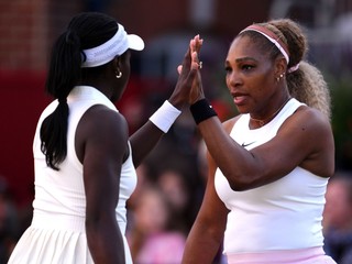 Americko-kanadská dvojica Serena Williamsová (vpravo) a Victoria Mboková