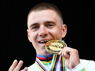 Belgičan Remco Evenepoel po zisku štvrtého titulu majstra sveta v časovke v Montreale 2026.