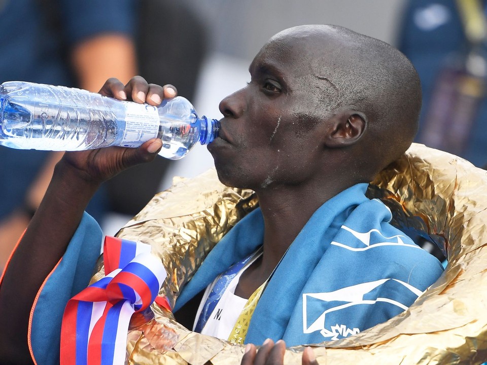 Traťový rekord košického maratónu drží Keňan Philemon Rono.