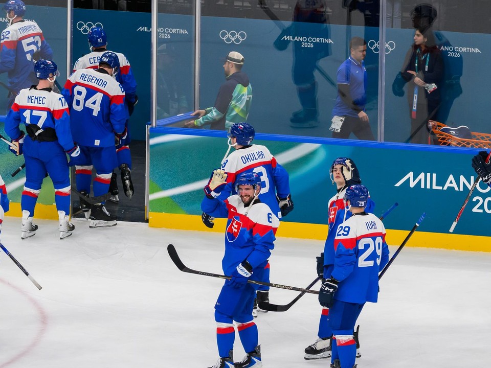 Slovenskí hokejisti ďakujú divákom po výhre 4:1 nad Fínskom.