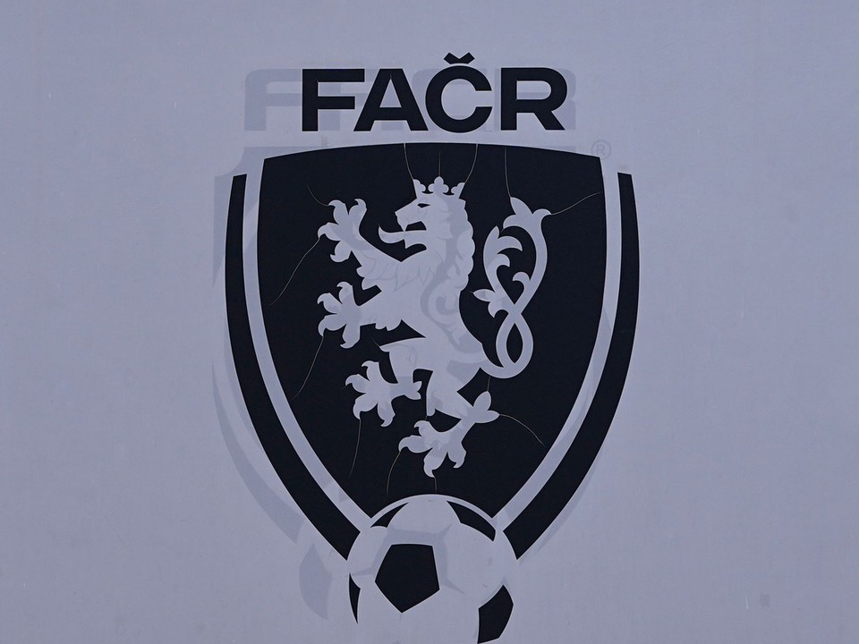 Na snímke logo Futbalovej asociácie Českej republiky (FAČR) pred sídlom FAČR v Prahe.