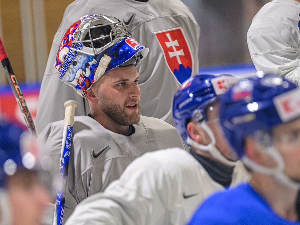 Brankár Samuel Hlavaj počas tréningu slovenskej hokejovej reprezentácie na MS v hokeji 2026.