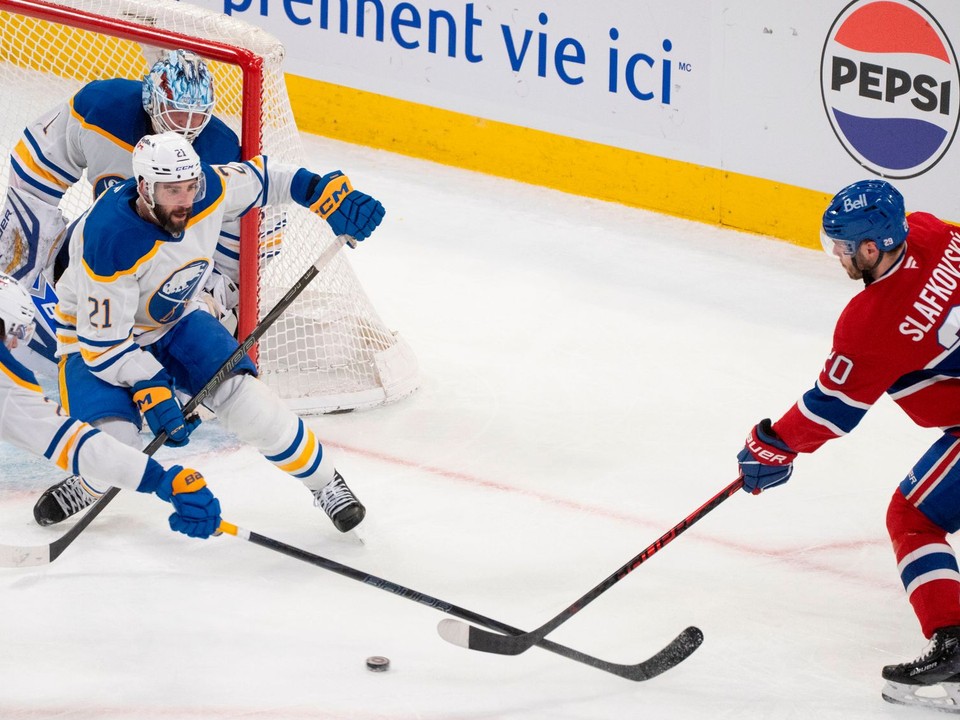 Slovenský hokejista v drese Montrealu Canadiens Juraj Slafkovský (20) a hráči Buffala Sabres Conor Timmins (21), Mattias Samuelsson (23) a brankár Ukko-Pekka Luukkonen (1).