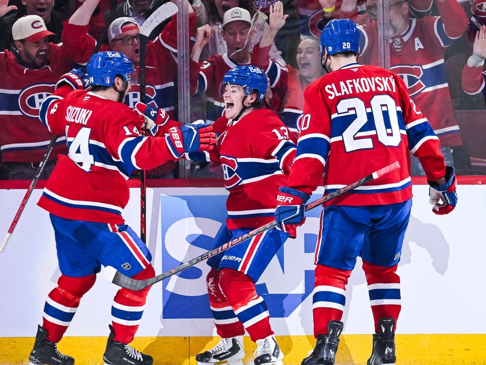 Nick Suzuki, Cole Caufield a Juraj Slafkovský oslavujú gól Montrealu Canadiens.