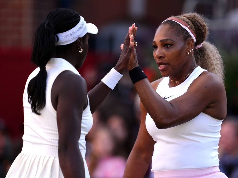 Americko-kanadská dvojica Serena Williamsová (vpravo) a Victoria Mboková