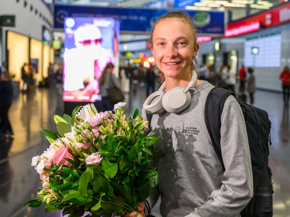 Viktória Chladoňová pózuje s kvetmi na letisku Schwechat vo Viedni.