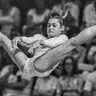 Nadia Comaneciová na bradlách na OH 1976 v Montreale. Mladú rumunskú gymnastku zachytil objektívom známy slovenský športový fotograf Peter Pospíšil a za fotografiu získal tretie miesto v celosvetovej súťaži Medzinárodnej asociácie športovej tlače (AIPS) o  najlepšiu športovú snímku roka 1976.
