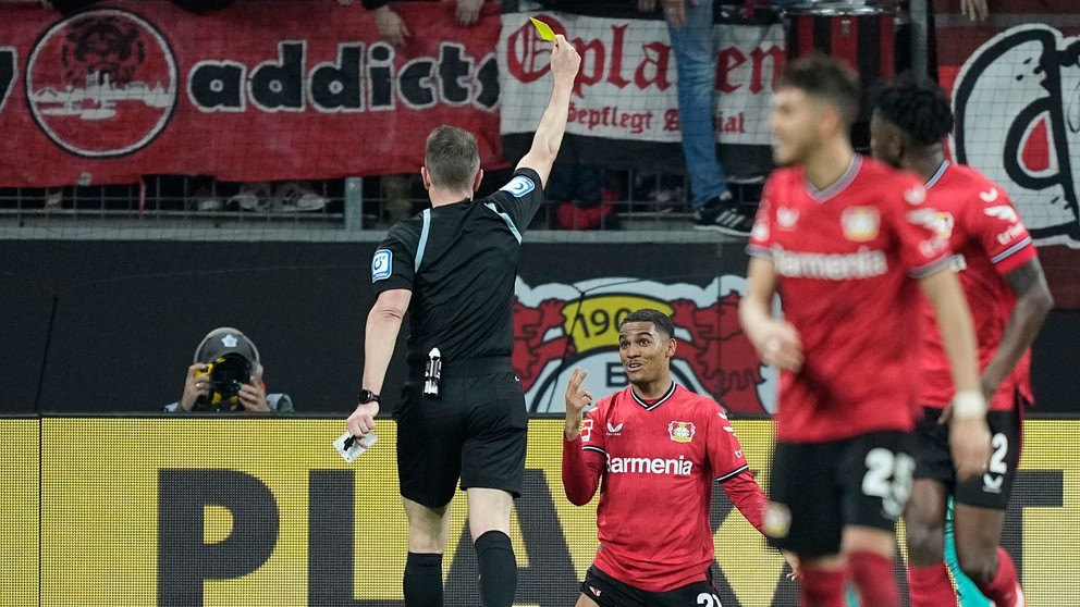 Rozhodca Tobias Stieler a hráč Bayeru Leverkusen Amine Adli.