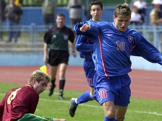 Slovenský futbalista Igor Žofčák v zápase proti Portugalsku v roku 2002. 