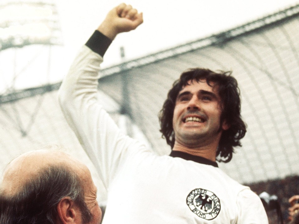 Gerd Müller sa teší po finálovom triumfe Nemecka nad Holandskom na MS vo futbale 1974.