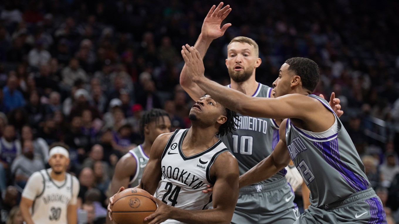 Momentka zo zápasu Sacramento - Brooklyn.