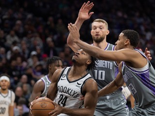 Momentka zo zápasu Sacramento - Brooklyn.