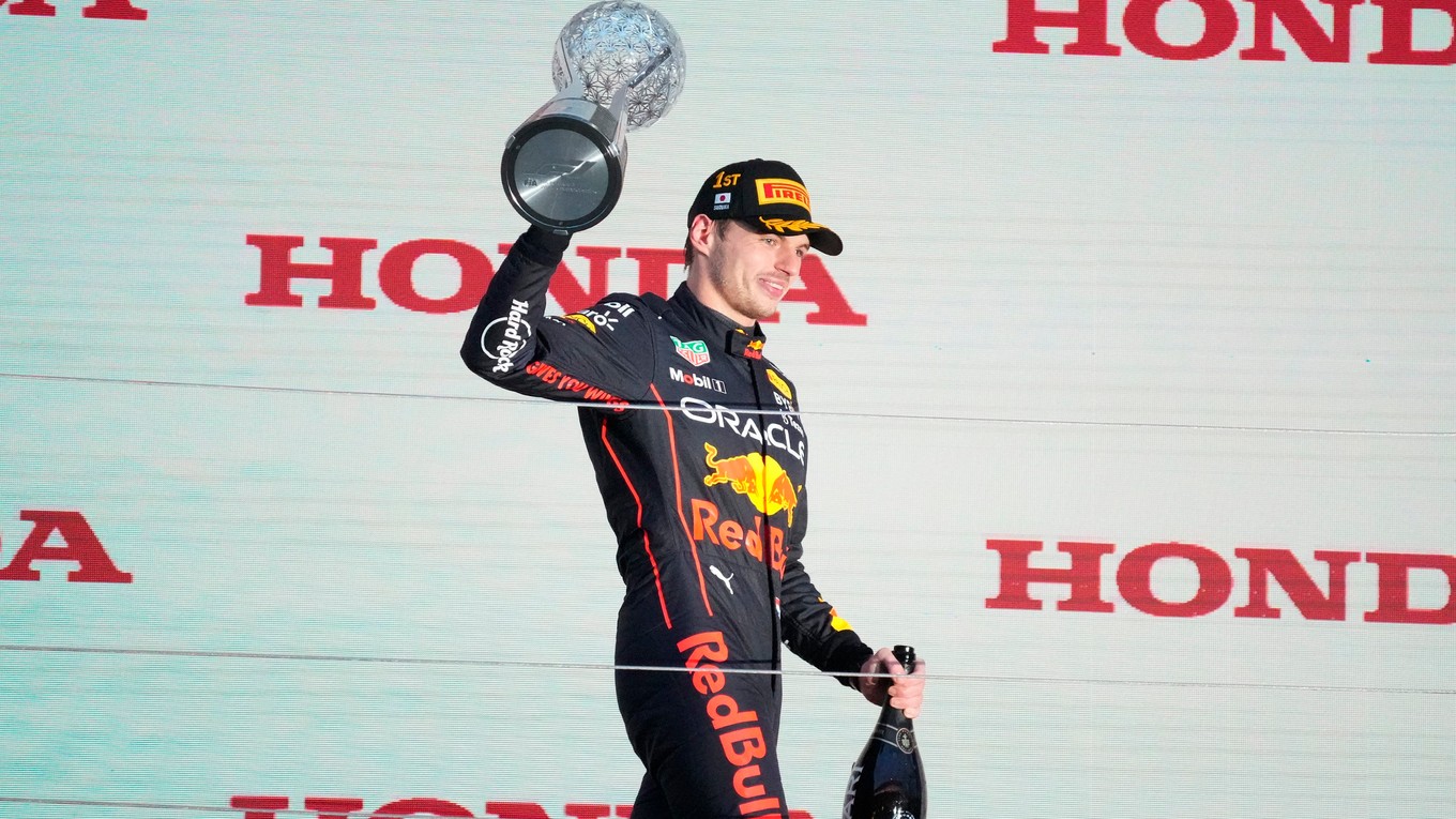 Max Verstappen oslavuje druhý titul majstra sveta po triumfe na VC Japonska 2022.