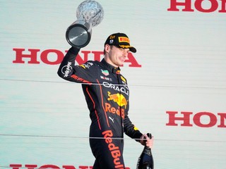Max Verstappen oslavuje druhý titul majstra sveta po triumfe na VC Japonska 2022.