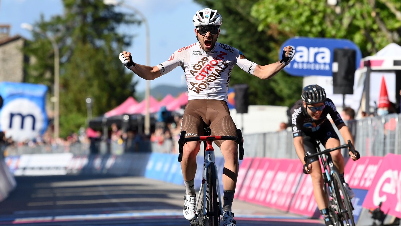 Talian Andrea Vendrame vyhráva etapu na Giro d'Italia.