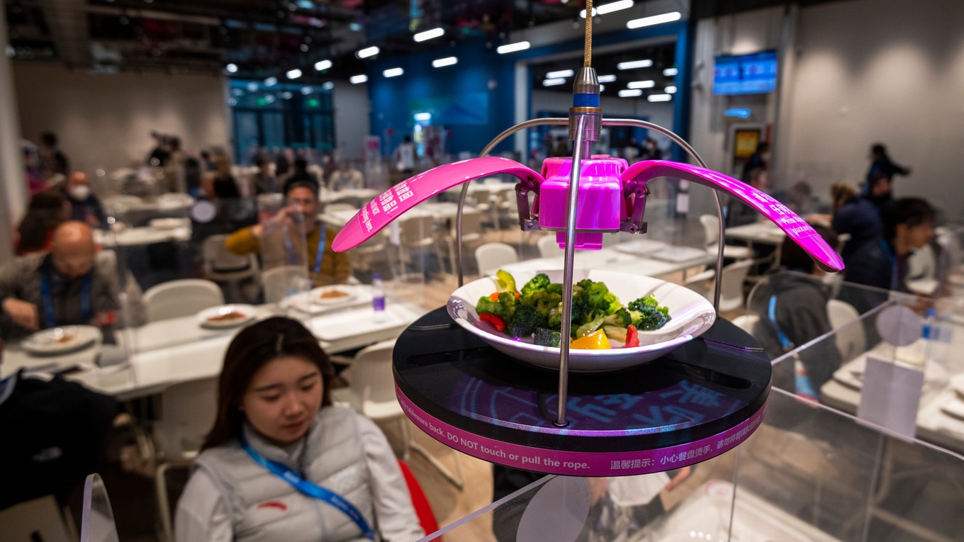 Špeciálny dopravný systém podáva jedlo v jedálni v hlavnom tlačovom centre.