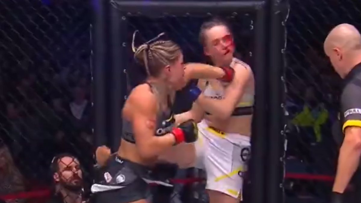 Smolková triafa súperku.