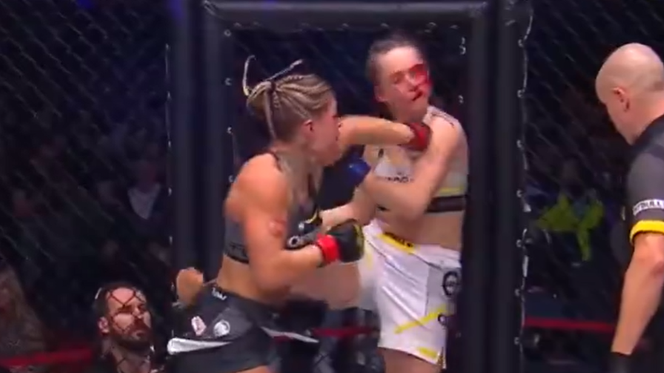 Smolková triafa súperku.