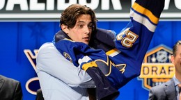 Dalibor Dvorský si oblieka dres St. Louis Blues vo vstupnom drafte NHL 2023.